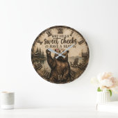 Hello Sweet Cheeks Rustic Bear Funny Lake Cabin Große Wanduhr (Zuhause)