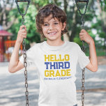 Hello Third Grade School Shirt<br><div class="desc">Zurück zur Schule Fotos werden mit diesem lustigen Shirt der dritten Klasse ein Kinderspiel! Passen Sie Ihren Schulnamen und Ihre Farbgebung an,  um eine besondere Touch zu erhalten.</div>