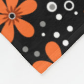 Hellorange Blume auf schwarzem Hintergrund mit w Fleecedecke (Ecke)