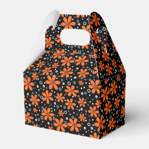 Hellorange Blume auf schwarzem Hintergrund mit w Geschenkschachtel