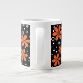 Hellorange Blume auf schwarzem Hintergrund mit w Jumbo-Tasse (Rückseite)