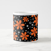 Hellorange Blume auf schwarzem Hintergrund mit w Jumbo-Tasse (Vorderseite)