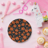 Hellorange Blume auf schwarzem Hintergrund mit w Pappteller (Party)