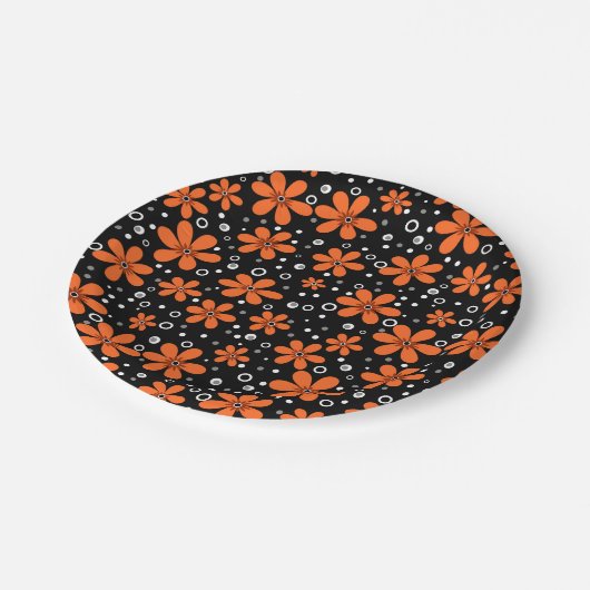 Hellorange Blume auf schwarzem Hintergrund mit w Pappteller (Schrägansicht)