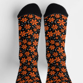 Hellorange Blume auf schwarzem Hintergrund mit w Socken (Oben)