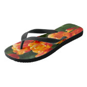 Hellorange Tulpen im Park Badesandalen (Schrägansicht)