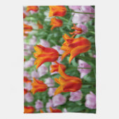 Hellorange Tulpen im Park Geschirrtuch (Vertikal)