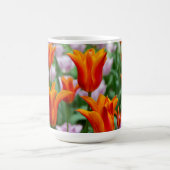 Hellorange Tulpen im Park Kaffeetasse (Mittel)