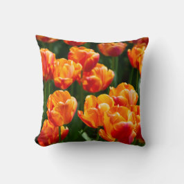 Hellorange Tulpen im Park Kissen