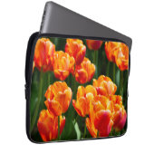 Hellorange Tulpen im Park Laptopschutzhülle (Vorne Rechts)