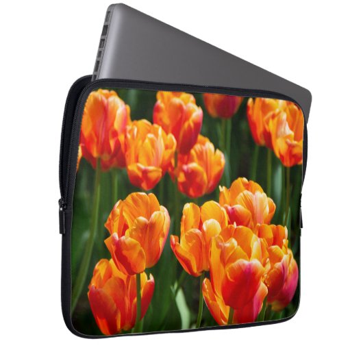 Hellorange Tulpen im Park Laptopschutzhülle (Vorne Rechts)