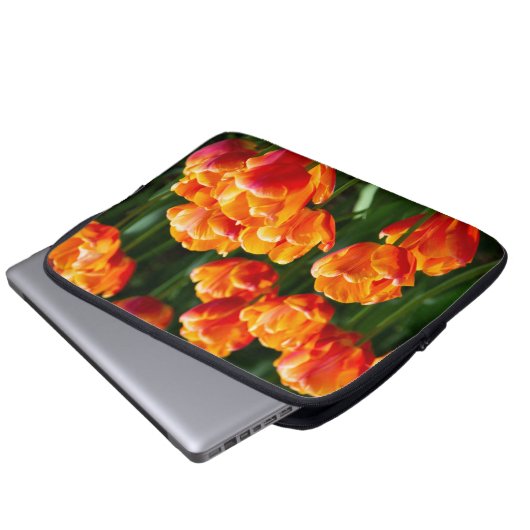 Hellorange Tulpen im Park Laptopschutzhülle (Vorne Knopf)