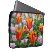 Hellorange Tulpen im Park Laptopschutzhülle (Vorne Rechts)