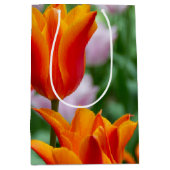 Hellorange Tulpen im Park Mittlere Geschenktüte (Vorderseite)