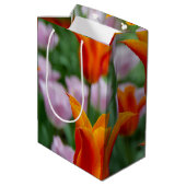 Hellorange Tulpen im Park Mittlere Geschenktüte (Rückseite Schrägansicht)