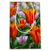 Hellorange Tulpen im Park Mittlere Geschenktüte (Vorderseite)