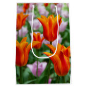 Hellorange Tulpen im Park Mittlere Geschenktüte (Rückseite)
