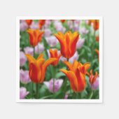 Hellorange Tulpen im Park Serviette (Vorderseite)