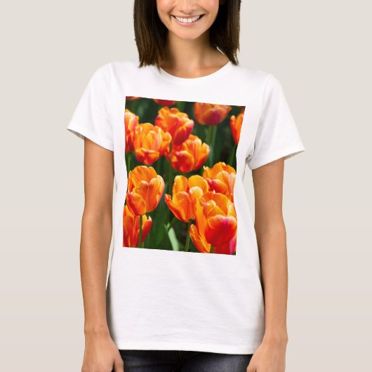 Hellorange Tulpen im Park T-Shirt (Vorderseite)