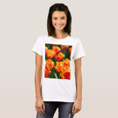 Hellorange Tulpen im Park T-Shirt (Vorne ganz)