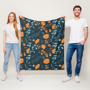 hellorangefarbene Blume und Beeren mit blau-grün Fleecedecke