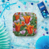 Hellorangefarbene Tulpen im Parkpapier-Teller Pappteller (Party)