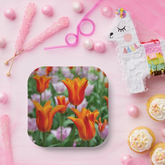 Hellorangefarbene Tulpen im Parkpapier-Teller Pappteller (Party)