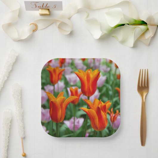 Hellorangefarbene Tulpen im Parkpapier-Teller Pappteller (Hochzeit)