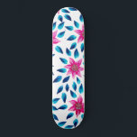 Hellrosa blaue Blumen Blätter Acrylfarbe Skateboard<br><div class="desc">Dieses moderne und mädchenhafte Muster ist perfekt für die trendige und stilvolle Frau. Es ist mit handgemalten, hellen Neonrosa, Rosa, aquamarinem Grün und marineblauen Acrylfarben und Blätter auf einem schlichten, weißen Hintergrund ausgestattet. Es ist künstlerisch, hübsch, elegant, einzigartig und originell. Stilisieren Sie mit den handbemalten Blume des Künstlers La Femme,...</div>