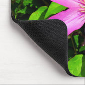 Hellrosa Blume Blühen und grüner Hintergrund Mousepad (Ecke)