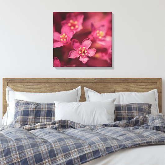 Hellrosa Blume Leinwanddruck (Insitu (Schlafzimmer))