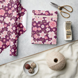 Hellrosa Blume Muster auf lila Geschenkpapier