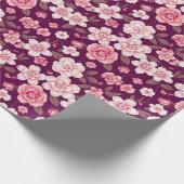 Hellrosa Blume Muster auf lila Geschenkpapier (Ecke)
