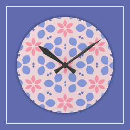 Hellrosa Blume und blaue Formen auf der Blumenmaue Runde Wanduhr