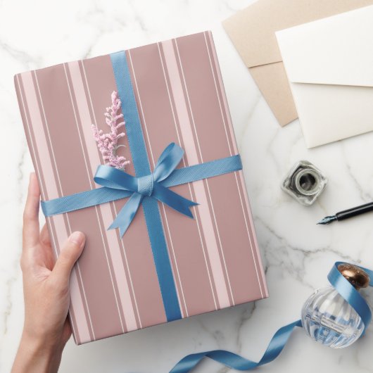 Hellrosa Brauntöne & Blassrosa Streifen Geschenkpapier (Schenken)