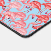 Hellrosa Flamingos auf blau Schreibtischunterlage (Ecke)