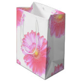 Hellrosa Gänseblümchen Mittlere Geschenktüte (Rückseite Schrägansicht)
