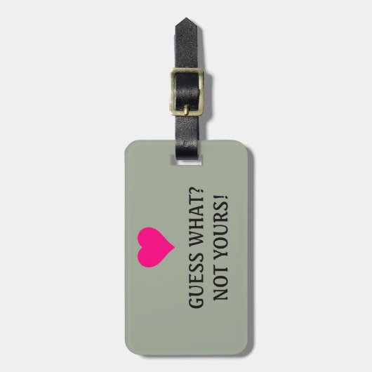 Hellrosa Herz Funny Guess was? Nicht deiner! Gepäckanhänger (Vorderseite vertikal)