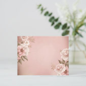 Hellrosa Hintergrund mit verdünnter Blüte Postkarte (Stehend Vorderseite)