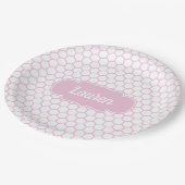 Hellrosa Honeycomb Custom Monogram Pappteller (Schrägansicht)