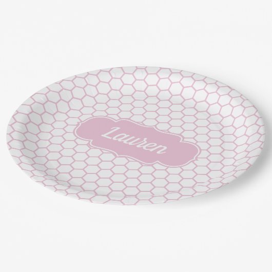 Hellrosa Honeycomb Custom Monogram Pappteller (Schrägansicht)