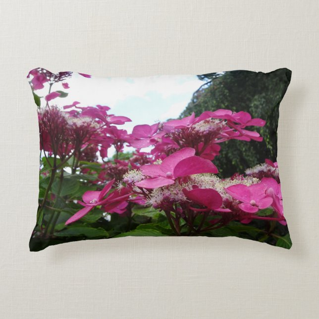 Hellrosa Hydrangeas mit Blue Sky Accent Pillow Dekokissen (Vorderseite)
