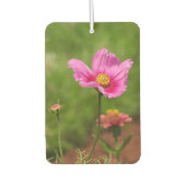 Hellrosa Kosmos-Blume auf Grün Autolufterfrischer (Vorderseite)