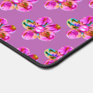 Hellrosa, lila Blume mit Handnähten auf Magenta Schreibtischunterlage
