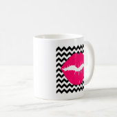 Hellrosa Lippen auf schwarzen und weißen Zigzag Kaffeetasse (VorderseiteRechts)