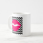 Hellrosa Lippen auf schwarzen und weißen Zigzag Kaffeetasse (Vorderseite Links)