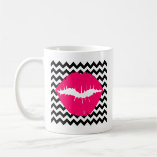 Hellrosa Lippen auf schwarzen und weißen Zigzag Kaffeetasse