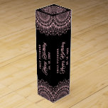Hellrosa Mandala auf schwarzen Damaskus Hintergrun Weinbox<br><div class="desc">Blassrosa verzierte Mandala auf schwarz und dunkelgrau monochromatischem Hintergrund. Anpassbarer Text in einem passenden blassrosa farbigen Geburtstag.</div>
