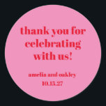 Hellrosa Red Retro Custom Wedding Danke Runder Aufkleber<br><div class="desc">Zeige deine Wertschätzung im Stil mit diesen modernen rosa und roten Hochzeit danke Ihnen Aufkleber. Mit fett formatierten Typografien und einem trendigen minimalistischen Design sind diese Aufkleber perfekt zum Versiegeln von Umschlägen, zum Dekorieren von Gastgeschenke Hochzeiten oder zum Hinzufügen einer durchdachten Touch zu Geschenkverpackungen. Personalisieren Sie sie mit Ihren Namen...</div>