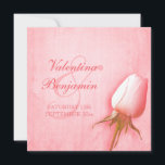 Hellrosa Rose Bud Square Einladung<br><div class="desc">Schöner, schlichter Single mit blass rosa Rosenknospe auf einem rosa modernen rustikalen Effekt Hintergrund. Bearbeiten Sie diese Hochzeitseinladung mit Ihren eigenen Angaben und Worten. Einfache moderne und dennoch rustikale Romantik einladen. Ideal für diejenigen, die Einfachheit und Romantik mögen. Ideal für Kirche, Landhausstil, Garten und einfache Hochzeiten. Design und Fotografie von...</div>